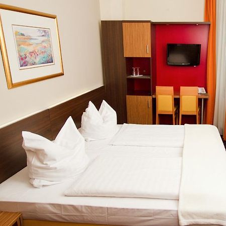 Hotel Tourist Frankfurt am Main Exterior photo