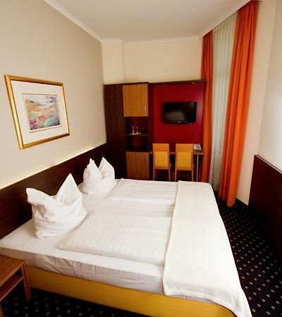 Hotel Tourist Frankfurt am Main Exterior photo