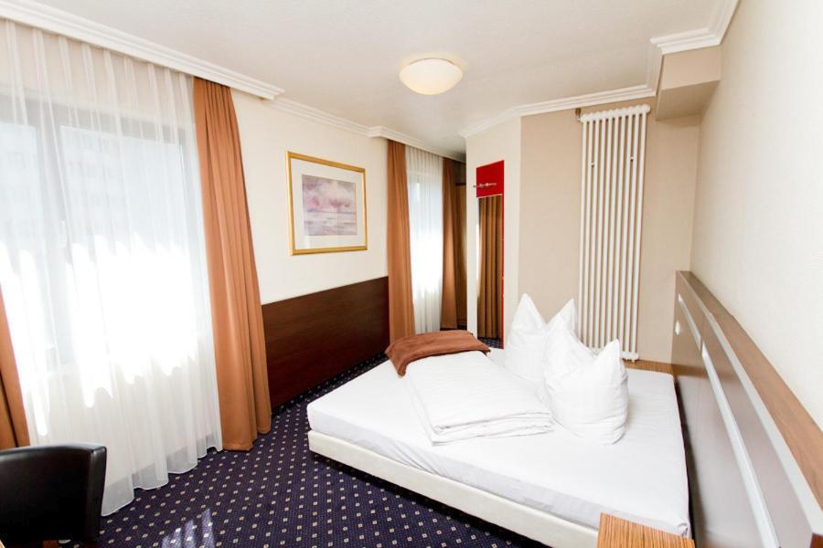 Hotel Tourist Frankfurt am Main Room photo