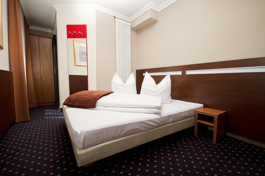Hotel Tourist Frankfurt am Main Room photo