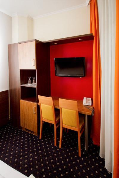 Hotel Tourist Frankfurt am Main Exterior photo
